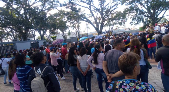 Docentes toman las comunidades para exigir respeto al derecho laboral