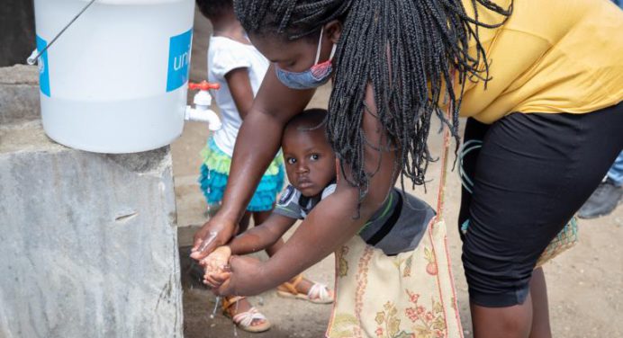 Brote de cólera en Haití causa casi 500 muertos
