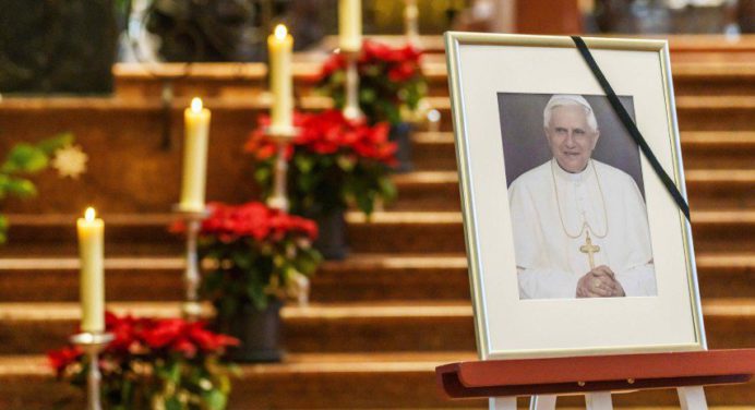 El cuerpo de Benedicto XVI reposa en el féretro preparado para el funeral