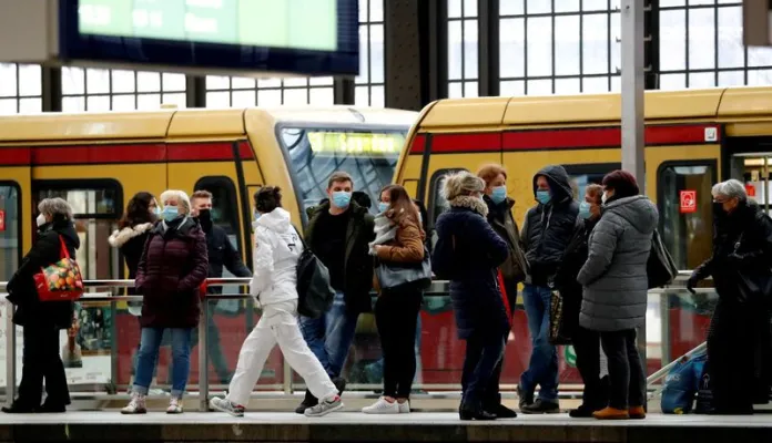 De acuerdo con lo dicho por los  testigos a la policía de Alemania,  el hombre comenzó atacar con un cuchillo a los pasajeros del tren
