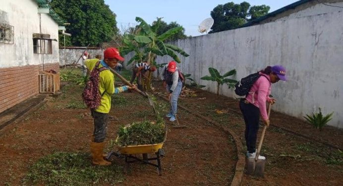 Alcaldía realiza plan de limpieza en planteles de Cedeño