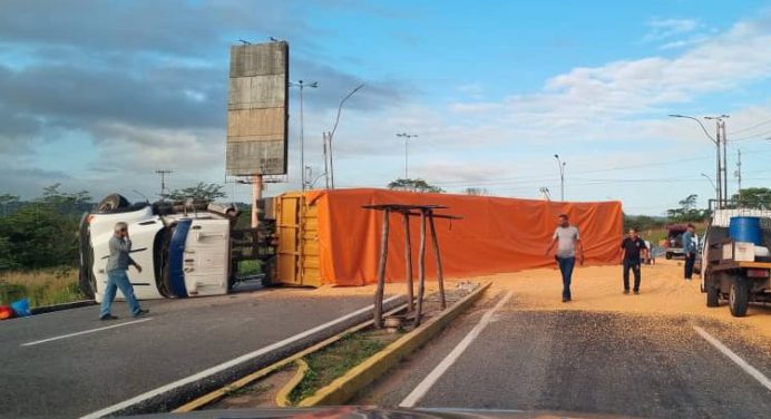 Gandola cargada de maíz se volcó en la vía hacia Punta de Mata