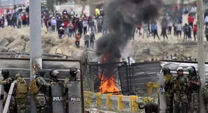 Manifestantes en Perú queman segundo puesto fronterizo con Bolivia