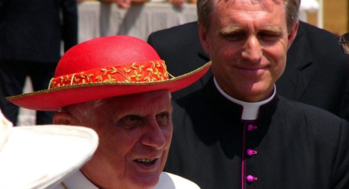 Memorias del secretario de Benedicto XVI ponen a temblar al vaticano