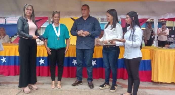 Municipalidad rindió reconocimiento y honores a los maestros de Zamora