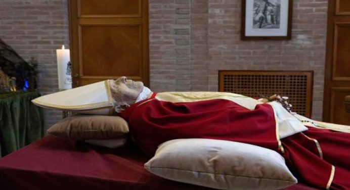 Papa Francisco fue el primero en velar a Benedicto XVI tras su muerte