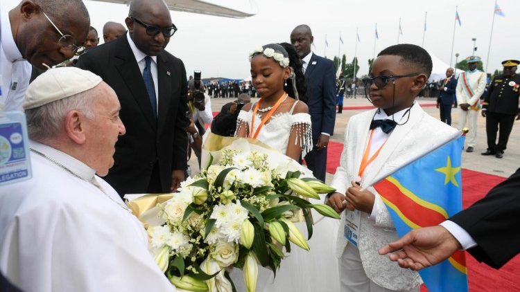 El Santo Padre fue recibido en el aeropuerto de Kinshasa por el Primer Ministro
