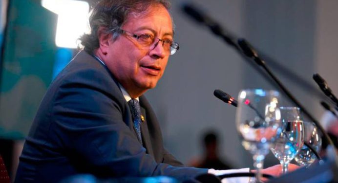 Presidente Petro asumirá control de la regulación de los servicios públicos en Colombia