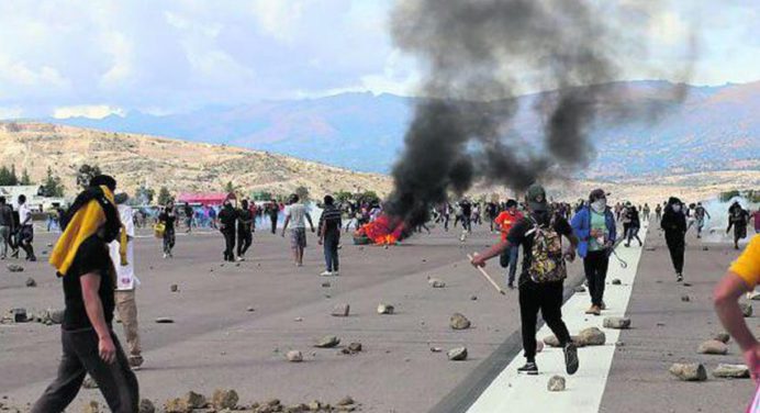 Protestas en Perú continúan mientras son despejadas las vías