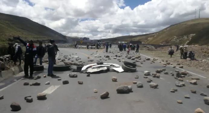 Reportan 53 carreteras bloqueadas en 6 regiones de Perú