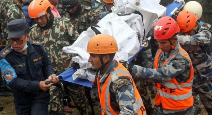 Falta recuperar un cuerpo del avión siniestrado en el centro de Nepal