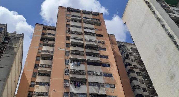 Sujeto amenazó con lanzarse desde un edificio en Caracas por estar solicitado ante el Cicpc