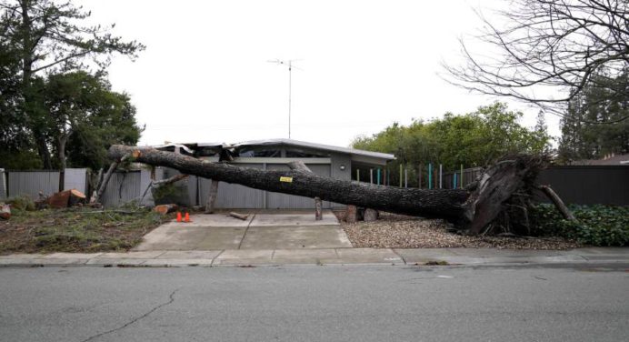 Tormentas y deslizamientos de tierra en California dejan 14 muertos