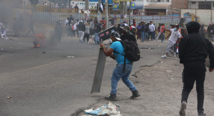 Tres heridos tras la irrupción de 200 manifestantes al aeropuerto de Arequipa en Perú