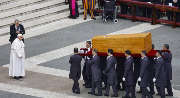 Ataúd de Benedicto XVI fue trasladado a la cripta vaticana para su sepultura