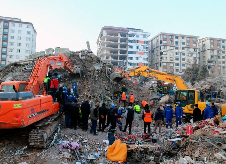 13 dias hallan con vida a tres personas bajos los escombros en turquia laverdaddemonagas.com turquia18