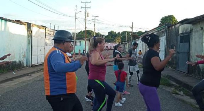 200 personas se ejercitan con bailoterapia en el Sector Paramaconi