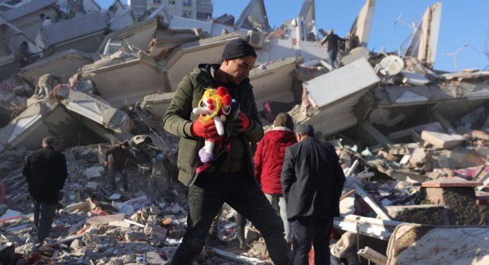 Existen 291 niños sobrevivientes sin identificar tras terremotos en Turquía