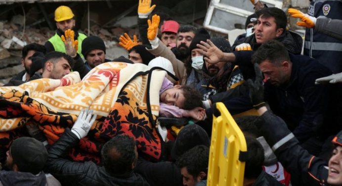 Aumentan a más 2.300 muertos en Turquía y Siria tras el terremoto de magnitud 7,8