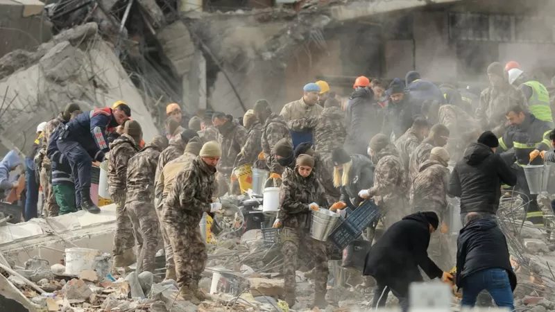 Aumentan a más 2.300 muertos en Turquía y Siria tras un terremoto de magnitud 7,8