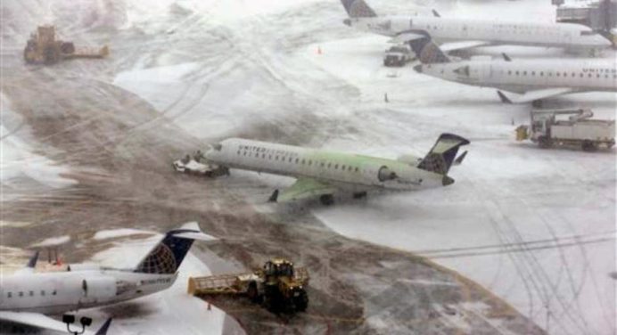 Cancelados más de 1.600 vuelos por tormenta invernal en EEUU