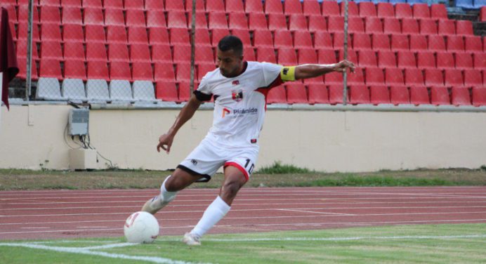 Carlos Alemán extendió contrato con Atlético La Cruz