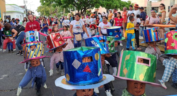 Color, fantasía y alegría inundaron las calles de Barrancas del Orinoco con desfile escolar