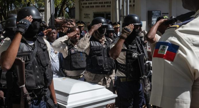 ¡Conmovedor! Haití despide con un funeral a 3 policías asesinados por bandas armadas