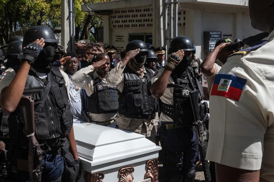 conmovedor haiti despide con un funeral a 3 policias asesinados por bandas armadas laverdaddemonagas.com haiti 1