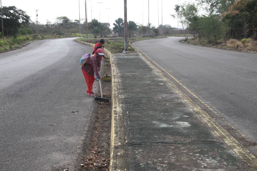 cuadrillas sanean mas de 26 kilometros de vialidad en el municipio cedeno laverdaddemonagas.com barrido2