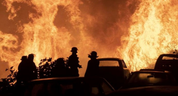 Decretan toque de queda en municipios afectados por incendios en Chile
