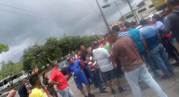 Despelote en estación de servicio genera molestia en conductores