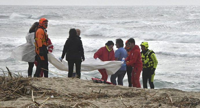 Elevan a 60 el número de muertos por naufragio en Italia