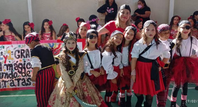 Entre comparsas y reinas así celebró la U.E. Manuelita Sáenz el Carnaval