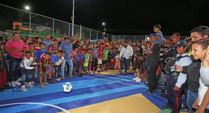 Ernesto Luna entrega cancha rehabilitada en Los Godos