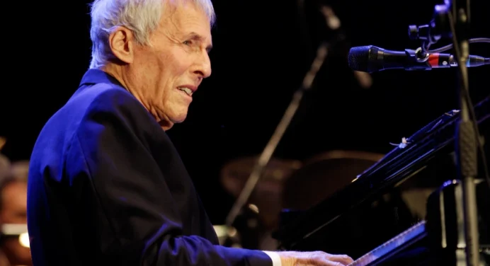Murió legendario compositor Burt Bacharach a los 94 años de edad