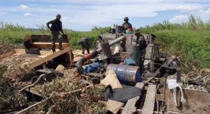 Fanb destruye tres embarcaciones usadas para la minería ilegal