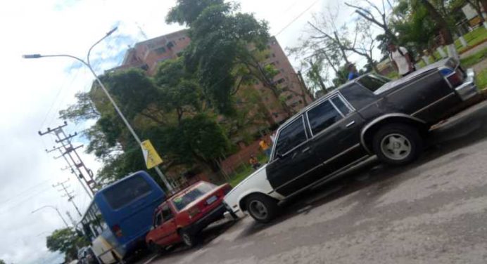 Gasolineras continúan con largas colas pese a restricción