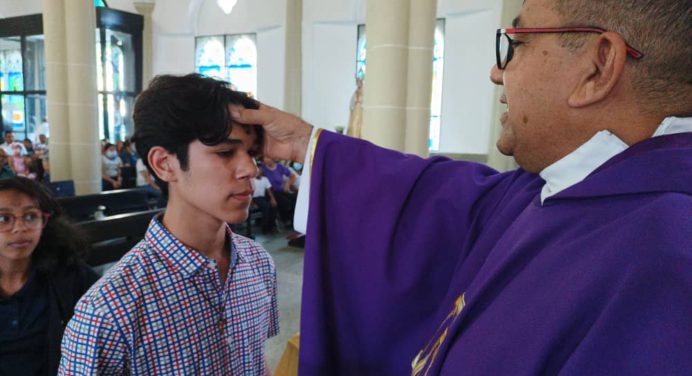 Iglesia católica inicia el tiempo de Cuaresma con imposición de cenizas