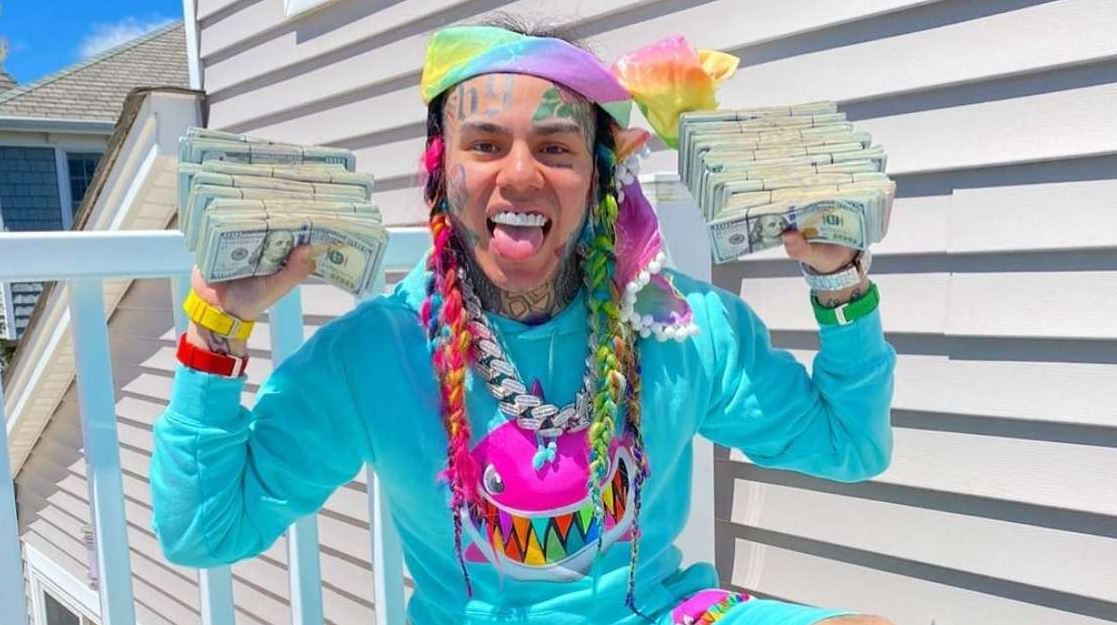 ¡Insólito! Rapero 6ix9ine lanzó ‘lluvia de dólares’ desde balcón de hotel en Cuba y generó polémica