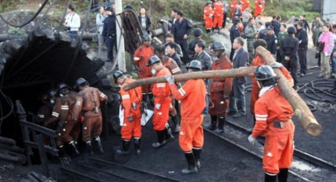 Derrumbe de una mina en China deja atrapados a más de 50 personas