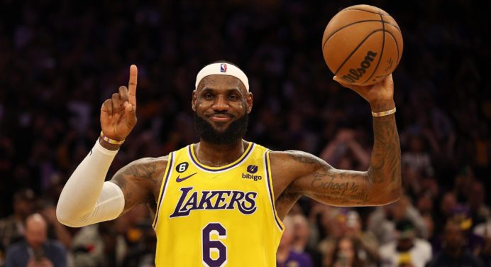 ¡Histórico! Lebron James entró en el libro de récords de la NBA
