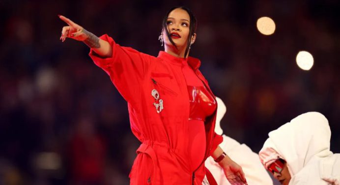 ¡De regreso! Rihanna se apoderó del medio tiempo del Super Bowl