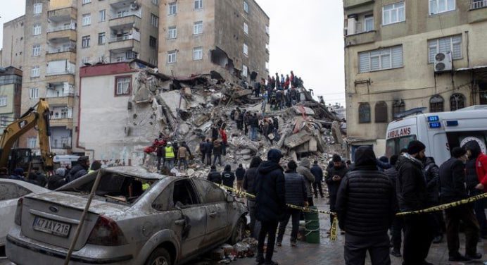 Más de mil 400 efectivos de emergencias ha enviado la OTAN a Turquía tras los terremotos