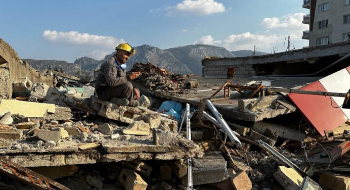 ¡Milagroso! Rescatan a un niño en Turquía tras 182 horas atrapado entre escombros