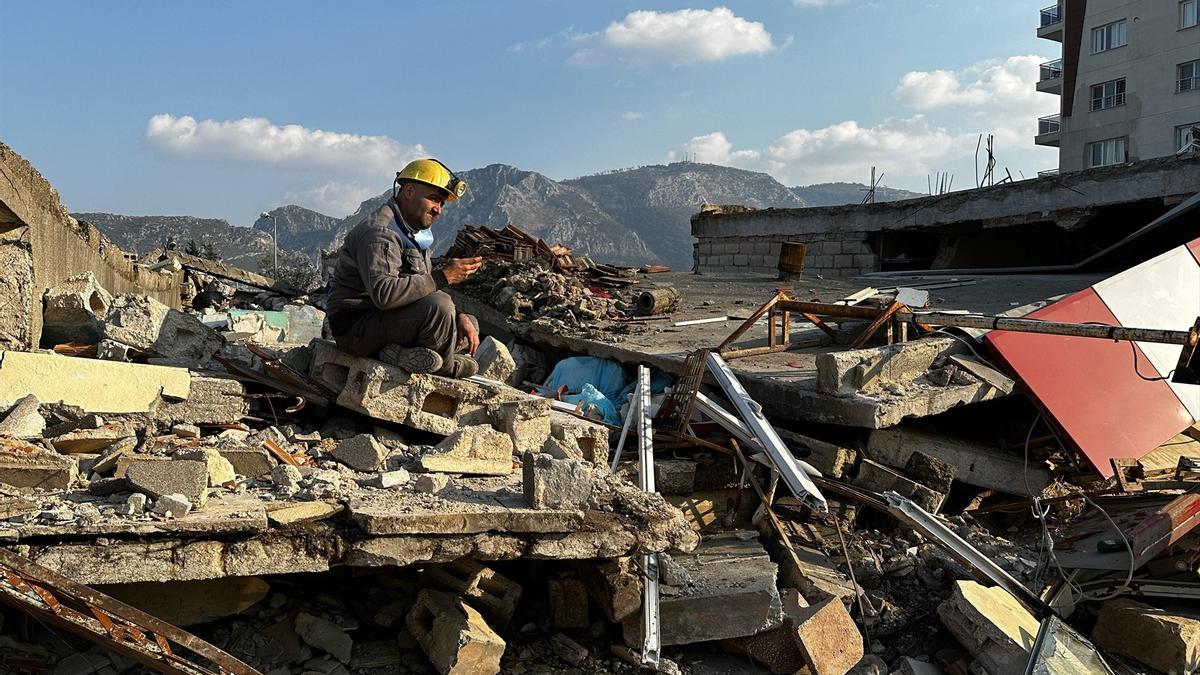 milagroso rescatan a un nino en turquia tras 182 horas atrapado entre escombros laverdaddemonagas.com terremoto turquia y siria 2