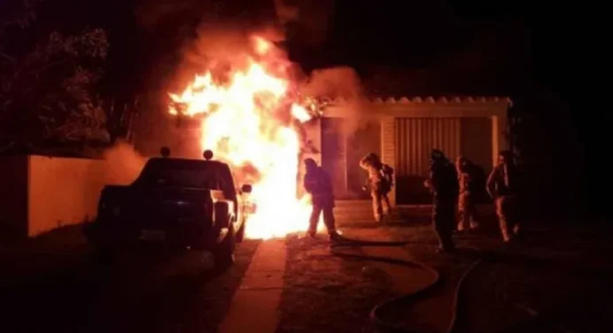¡Monstruoso! Hombre encierra a su hermano y le prende fuego a su casa en Caracas