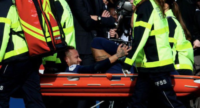 Neymar abandonó el duelo ante el Lille por una lesión en el tobillo