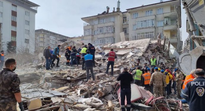 Otro terremoto sacude a Turquía dejando un muerto y 70 heridos