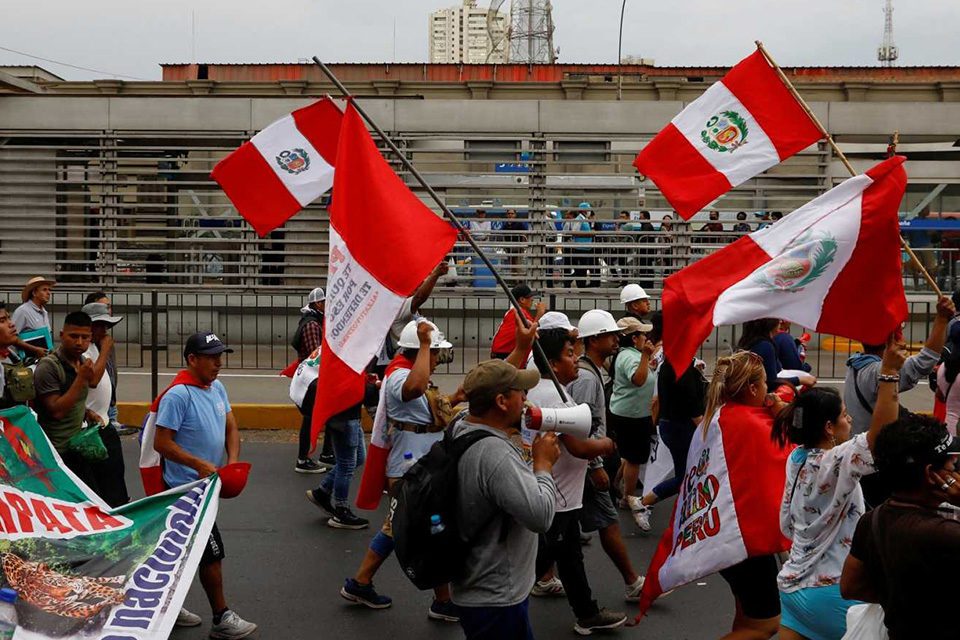 Perú reporta más de 70 puntos con tránsito interrumpido por las protestas